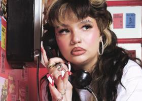 Lola Young lansează albumul I’m Only Fking Myself și videoclipul piesei Post Sex Clarity