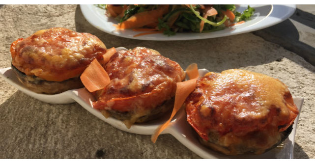 Pentru aceasta reteta de ciuperci umplute renunti pana si la carne