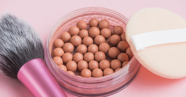 Cum să folosești bronzer-ul pentru a avea un look natural și fresh în această vară