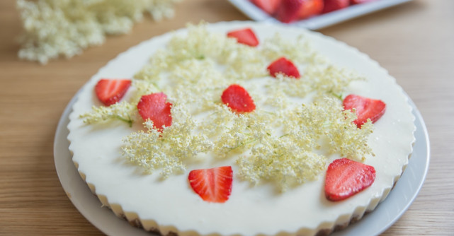 Rețetă cheesecake cu soc și căpșune – desertul parfumat care transformă mesele de vară în clipe de răsfăț
