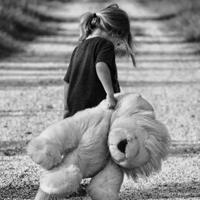 Educație cu iubire: Ce fraze să NU folosești când vorbești cu copilul tău