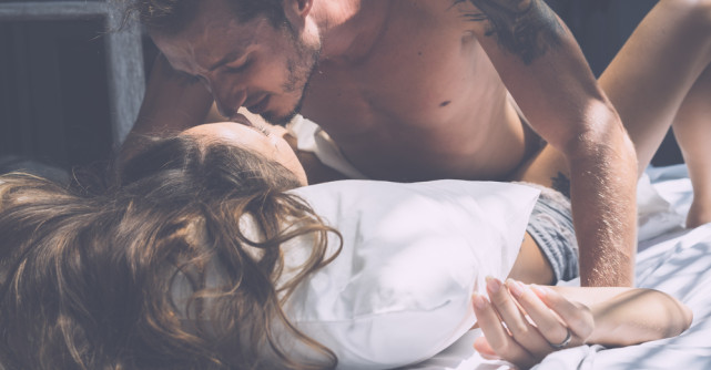 Sex dimineața, la trezire: când săruturile intime și mângâierile țin loc de bună dimineața
