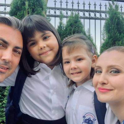 Alina Sorescu și Alexandru Ciucu, prezenți în prima zi de școală a fetelor lor. Mesajul transmis de artistă