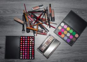 Rimelul și rujul în epoca filtrelor: ce trebuie să știi despre machiajele moderne