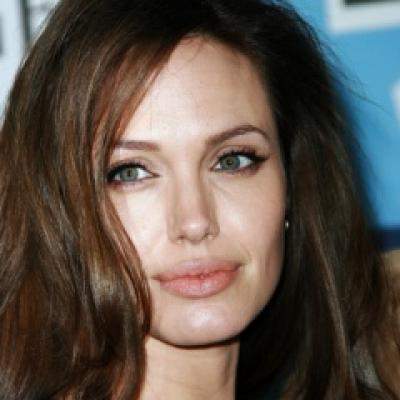 Practic: Machiaj sexy cat eyes, inspirat de Angelina Jolie