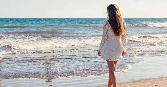 Admiră răsăritul la mare într-o rochie de plajă deosebită: 7 propuneri cu modele superbe