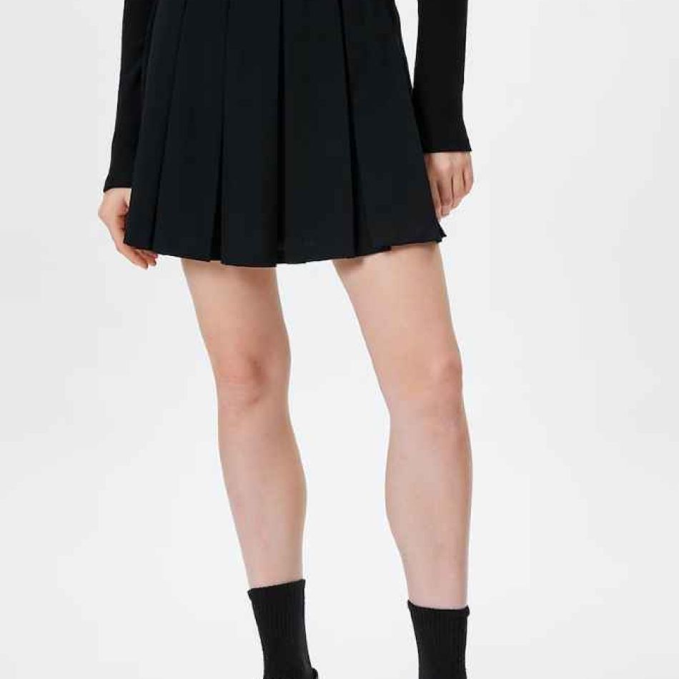 Reînnoiește-ți garderoba de primăvară cu cele mai frumoase fuste ale sezonului