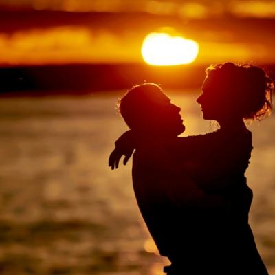 Comportamentul unui barbat indragostit: 11 lucruri care il dau de gol