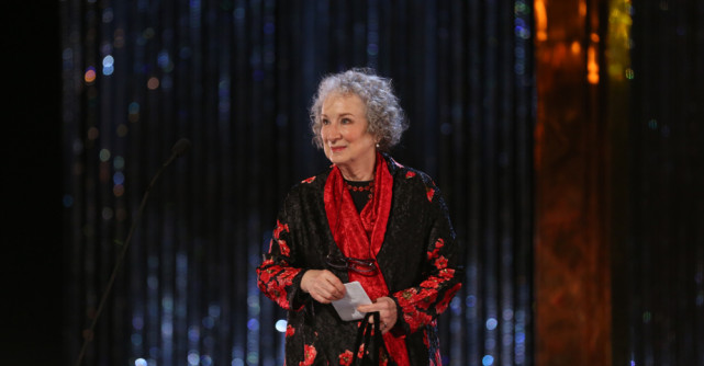 La mulți ani, Margaret Atwood! Celebra scriitoare nu a mers la școală până la 12 ani și are o strămoașă acuzată de vrăjitorie