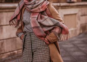 Eșarfe și fulare: accesoriile esențiale care transformă orice ținută