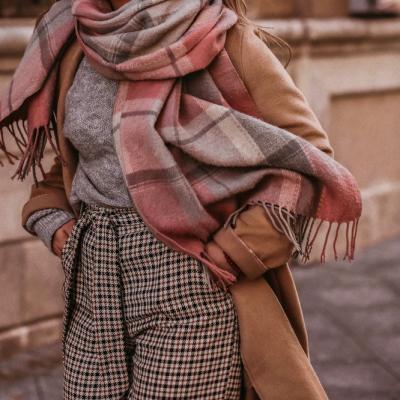 Eșarfele și fularele devin accesoriile esențiale care transformă orice ținută