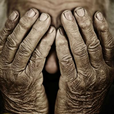 O batranica saraca intra intr-un magazin. Ce se intampla? INCREDIBIL