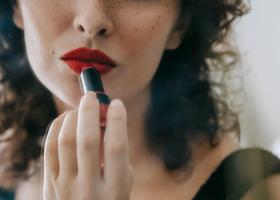 Nu-ți stă bine cu ruj roșu? Cel mai probabil nu ai ales subtonul corect! Află secretul prin care poți avea buzele perfecte