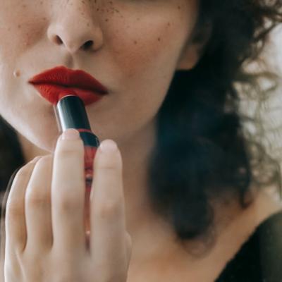 Nu-ți stă bine cu ruj roșu? Cel mai probabil nu ai ales subtonul corect! Află secretul prin care poți avea buzele perfecte