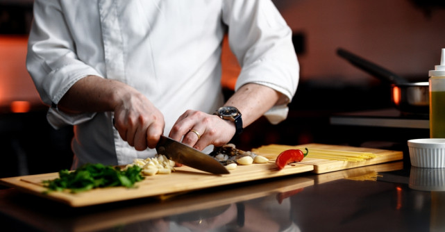 Noi tensiuni la Chefi la Cuțite: Eliminări în lanț în echipa mov. Cine părăsește competiția în această seară