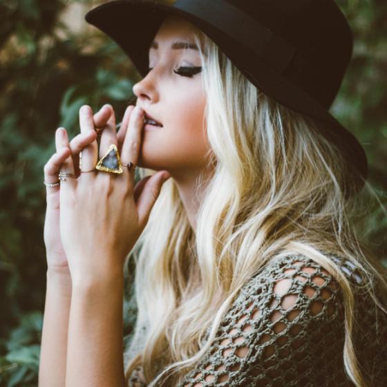 Rochia tricotata + cizme lungi - combinatia sezonului