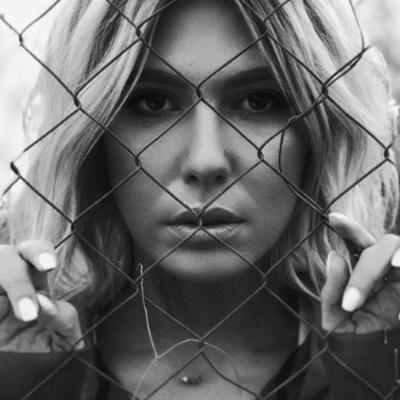 Sore, la inchisoare, in noul videoclip regizat de ea, Langa tine