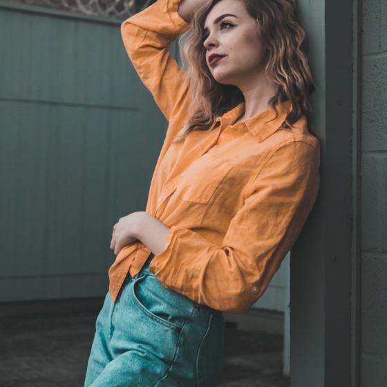 Cămăși colorate versatile: se potrivesc oricând și acum, și la anul!