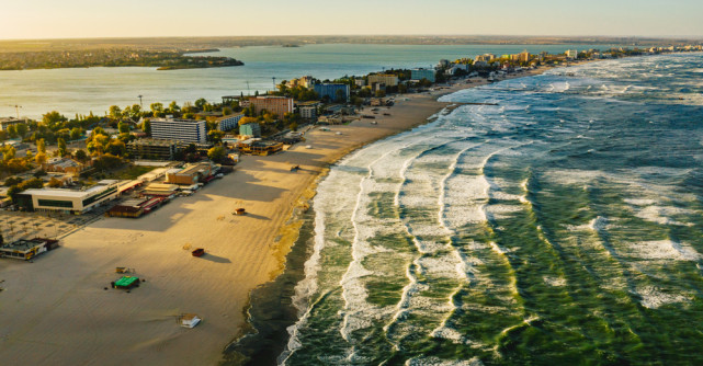 Vacanțele pe litoral devin mai accesibile pe final de august. Românii pot beneficia de reduceri de până la 20% față de sezon