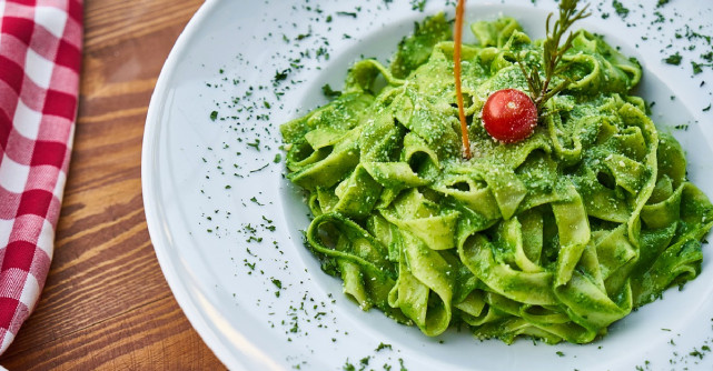 Cel mai verde sos pentru paste, plin de antioxidanti, grasimi sanatoase si arome bogate