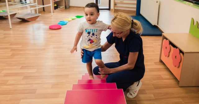 Asociația KinetoBebe demarează un proiect caritabil  pentru a asigura 40 de burse de terapie lunar