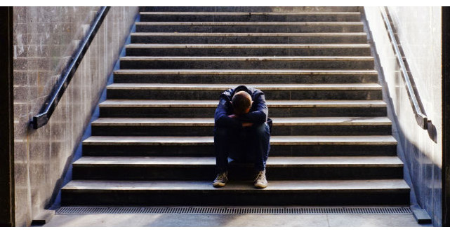 A vazut un coleg de clasa lovit de alti baieti. Ce a facut acest tanar? INCREDIBIL