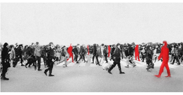 Randi cântă piesa Singur acum alături de un cor de copii