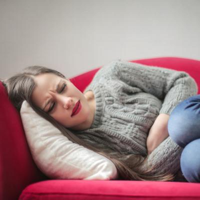 4 trucuri pentru a scăpa de crampele menstruale
