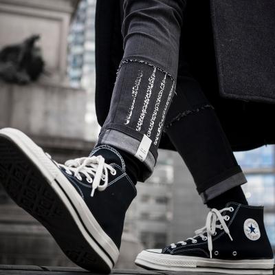 Blugii crop până la gleznă lasă la vedere șosetele și sunt uber-cool