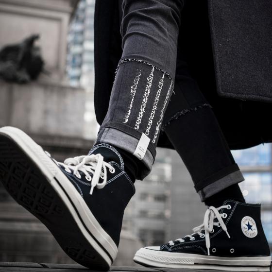 Blugii crop până la gleznă lasă la vedere șosetele și sunt uber-cool