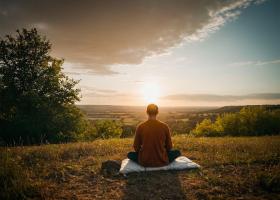 Ești un magnet pentru tot ceea ce manifestezi. Puterea gândului, energia intenției și dansul cosmic al sincronicităților