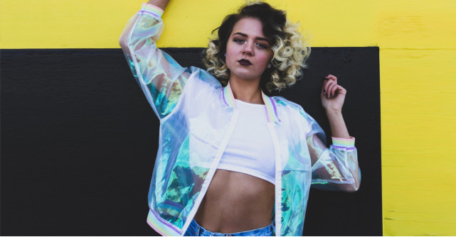 Geaca din plastic transparent: moft vestimentar sau utilitate? 