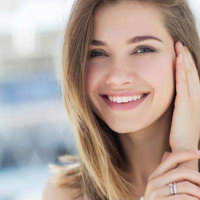 Machiaj zilnic? 5 Trucuri pe care le folosesc pentru un ten luminos și tânăr