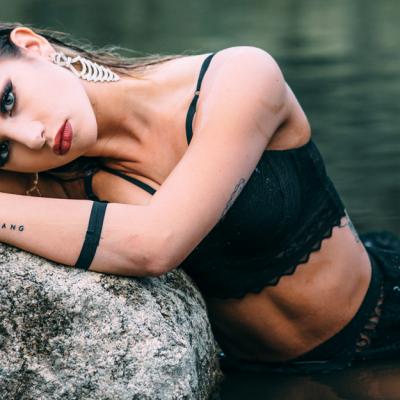 Cum sa fii sexy vara aceasta: haine cu detalii senzuale