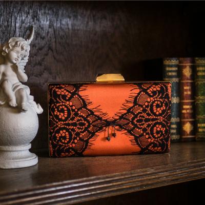 Colectia de clutch-uri de matase SILKDOM disponibila si in cadrul Dacia 24