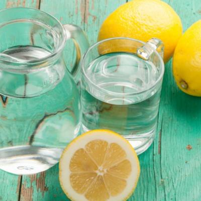 Apa cu lămâie are proprietăţi miraculoase. Nouă afecţiuni pe care le previne