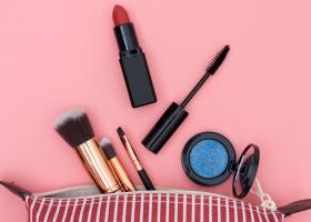 5 produse de make-up care nu trebuie sa-ti lipseasca din geanta