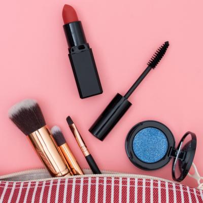 5 produse de make-up care nu trebuie să-ți lipsească din geantă