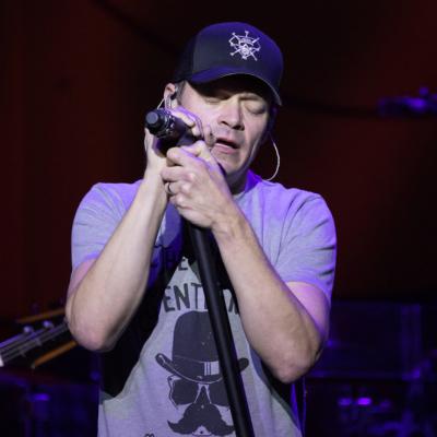 Doliu în lumea rockului: Brad Arnold, solistul și membrul fondator al trupei 3 Doors Down, a murit la 47 de ani