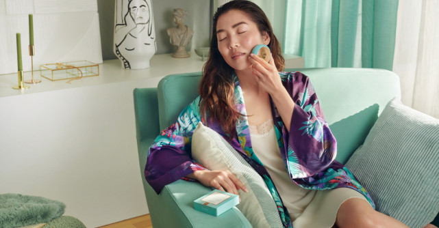 FOREO UFO ajuta la refacerea pielii dupa expunerea indelungata la soare