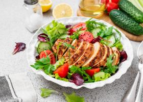 Salată sățioasă cu dressing de iaurt și lămâie: prânz rapid care ține de foame și arată impecabil în farfurie