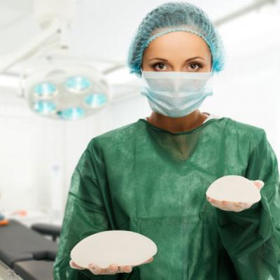 Ce tip de implant mamar aleg: rotund sau anatomic, sub muschi sau deasupra?