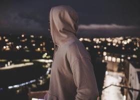 Cum creezi ținute casual perfecte cu hanorace și blugi