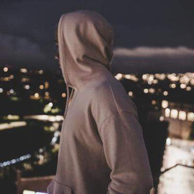 Cum creezi ținute casual perfecte cu hanorace și blugi