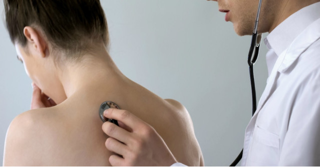 Totul despre pneumonie, infectia care iti afecteaza plamanii. Cauze, simptome si tratament