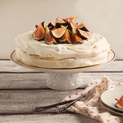 Tort de bezea cu crema de ciocolata alba si topping de smochine