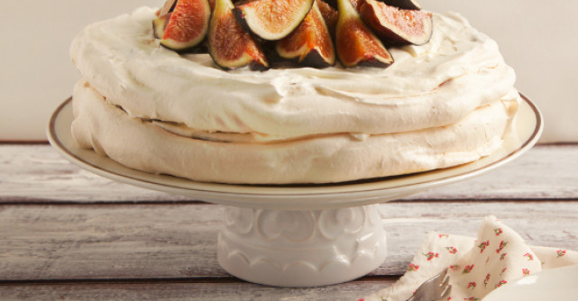 Tort de bezea cu crema de ciocolata alba si topping de smochine