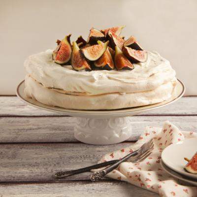 Tort de bezea cu crema de ciocolata alba si topping de smochine