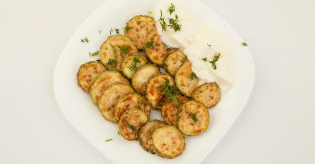 Reţetă: Cei mai delicioşi dovlecei pane cu usturoi