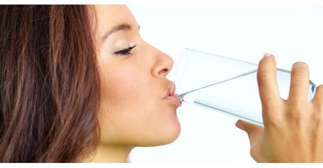De ce este bine sa bem dimineata un pahar de apa calda pe stomacul gol?